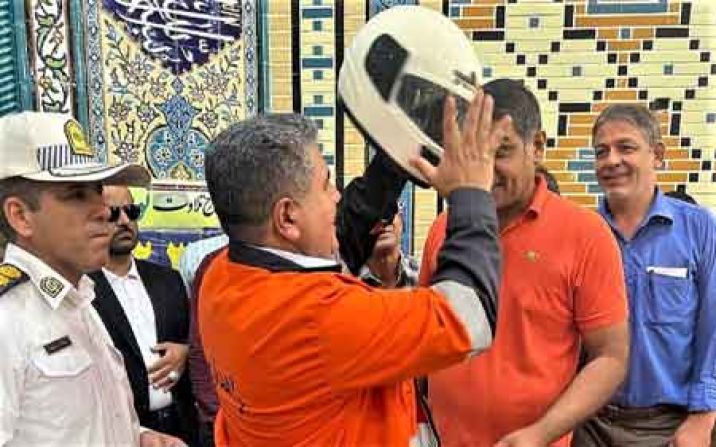راکبان موتورسیکلت راههای روستایی بخش سلفچگان کلاه ایمنی گرفتند راکبان موتورسیکلت راههای روستایی بخش سلفچگان کلاه ایمنی گرفتند